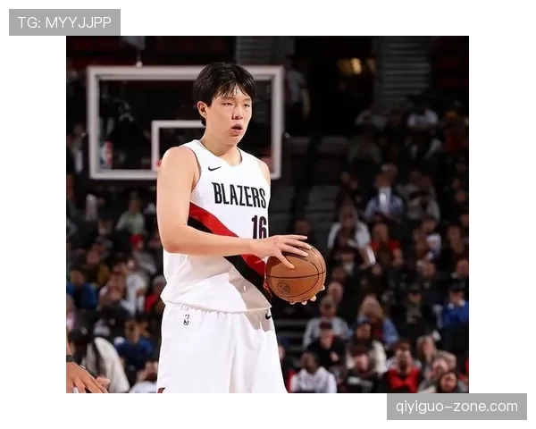 杨瀚森一到家就换成拖鞋，场上还那么飒，差距也忒大了点吧？